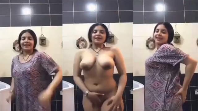 Sexy mother shows her pussy on videos